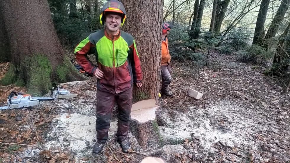 waldgeschichten-video-guenter-beim-baum-faellen