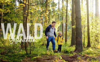 Waldgeschichten-Ausflugstipps-in-Oesterreich-Foto-Vater-mit-Kind-im-Wald