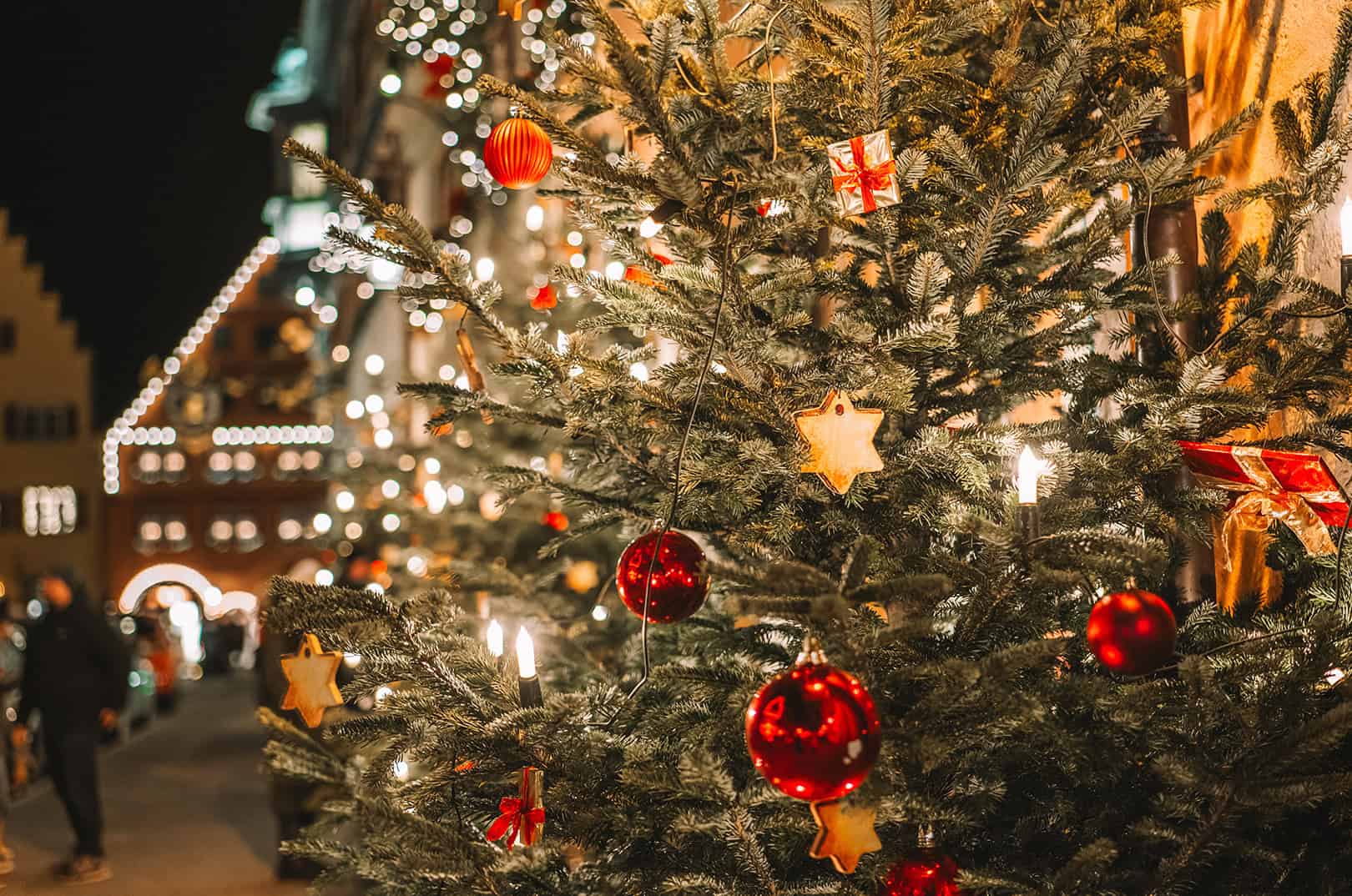 waldgeschichten-christbaeume-aus-oesterreich-foto-stimmungsvoll-geschmueckter-weihnachtsbaum